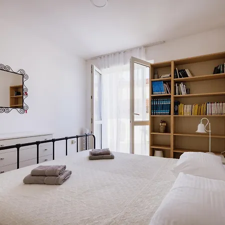 Bionda Beachfront Apartments, Old Town Novigrad Apartment