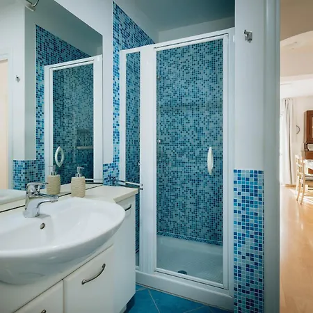 Apartment Bionda Beachfront Apartments, Old Town Novigrad