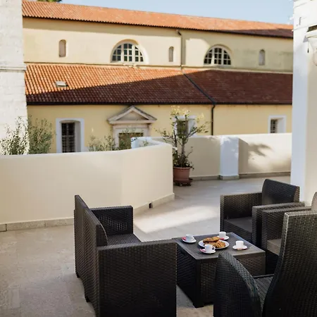 Bionda Beachfront Apartments, Old Town Novigrad Apartment